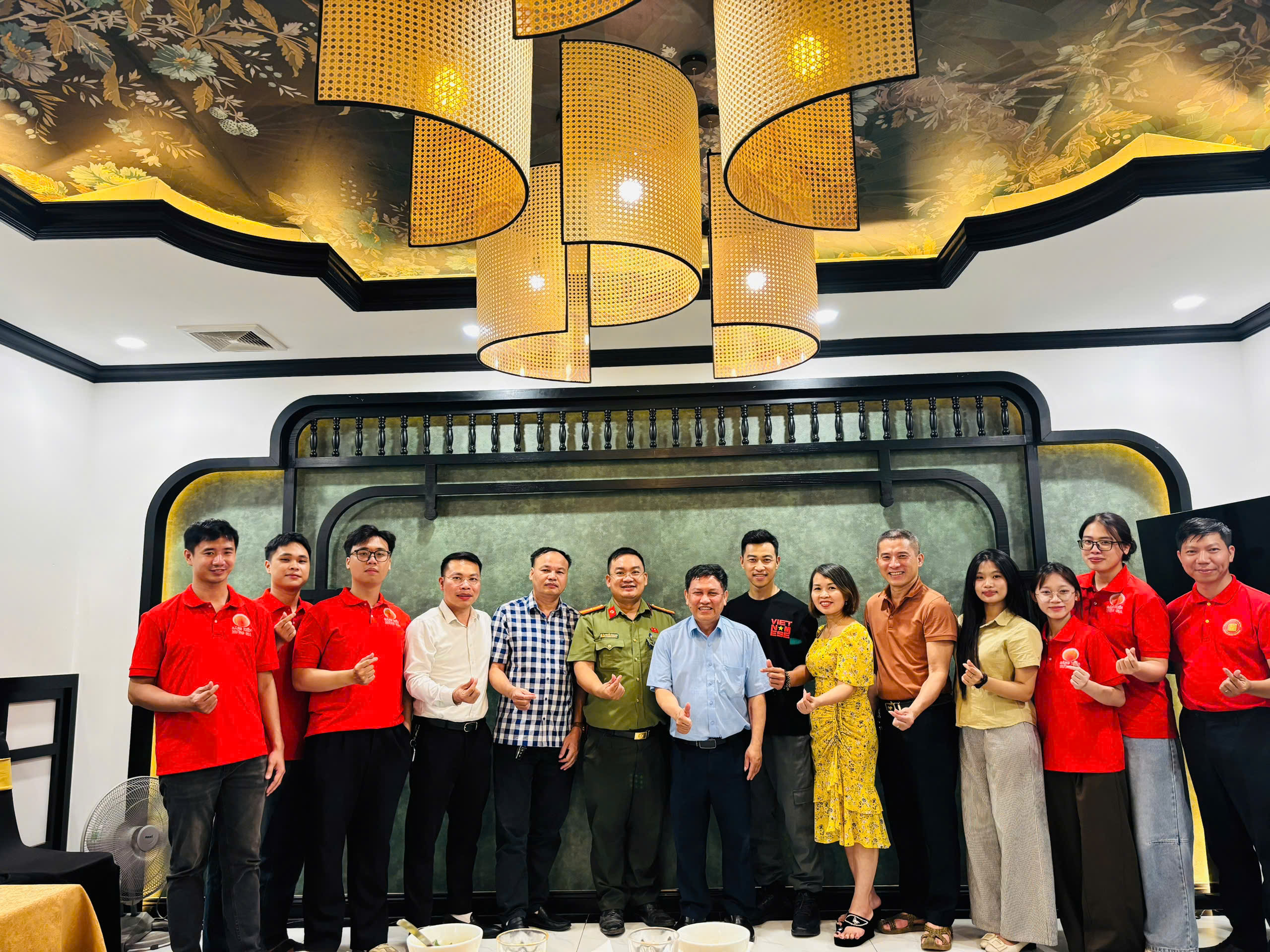 Đội ngũ phát triển Ký Ức Thời Gian giao lưu, chung vui cùng Ban giám hiệu và các thầy cô giáo · Hộp Thời Gian · Sáng Kiến Hưng Gia