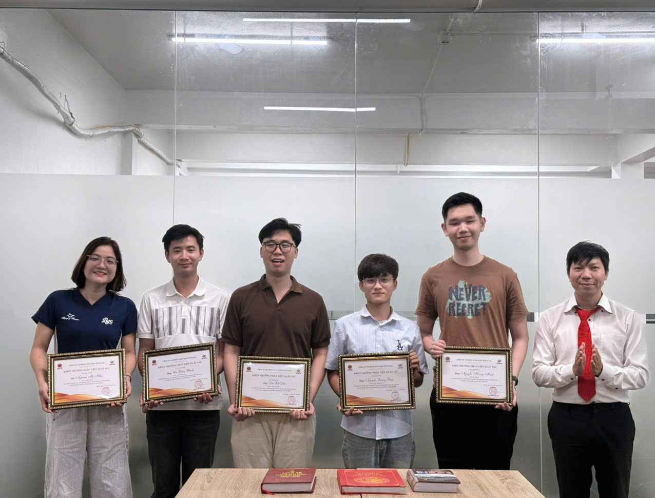 Trao thưởng các cá nhân xuất sắc có đóng góp cho dự án Làng Văn Hiến · Hộp Thời Gian · Sáng Kiến Hưng Gia