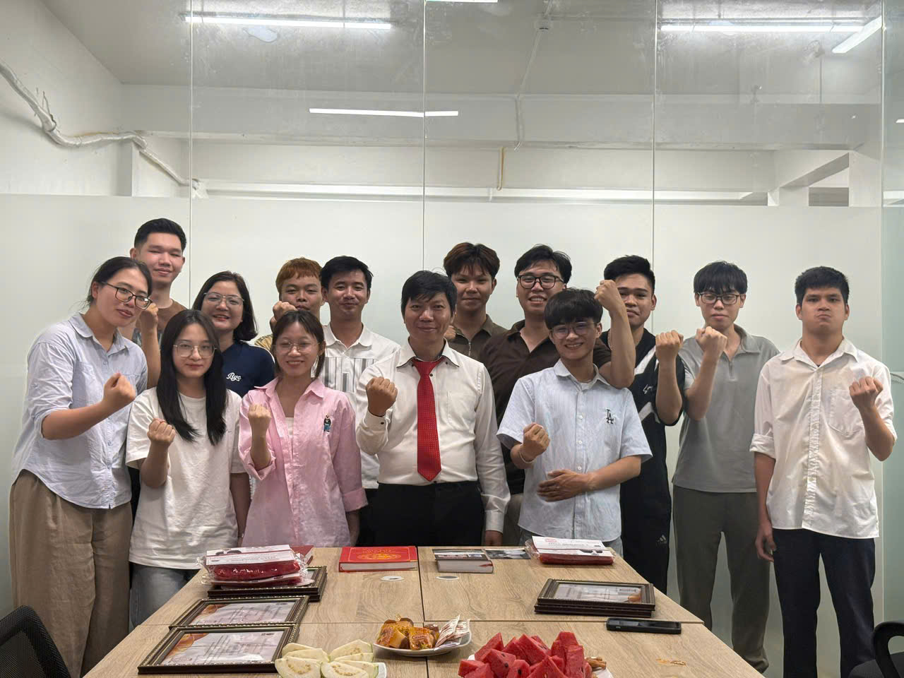 Hình ảnh lưu niệm buổi gặp mặt tổng kết đội ngũ phát triển · Hộp Thời Gian · Sáng Kiến Hưng Gia