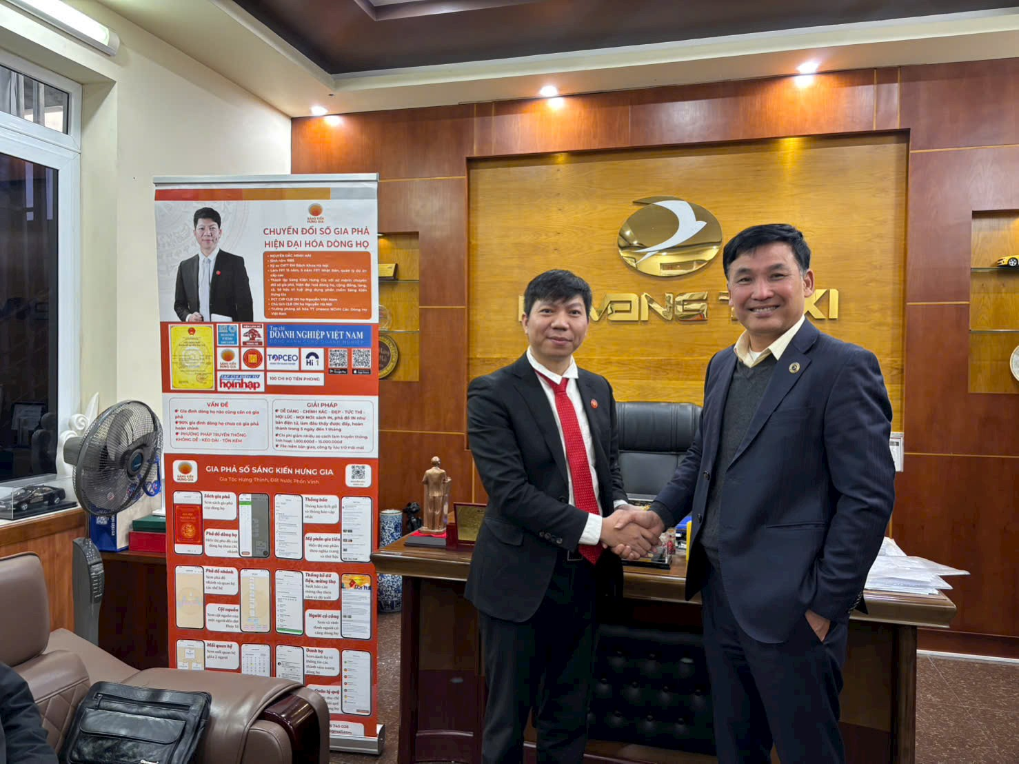 Chủ Tịch Taxi Én Vàng Tiên Phong Số Hóa Gia Phả Họ Nguyễn · Tin Tức · Sáng Kiến Hưng Gia